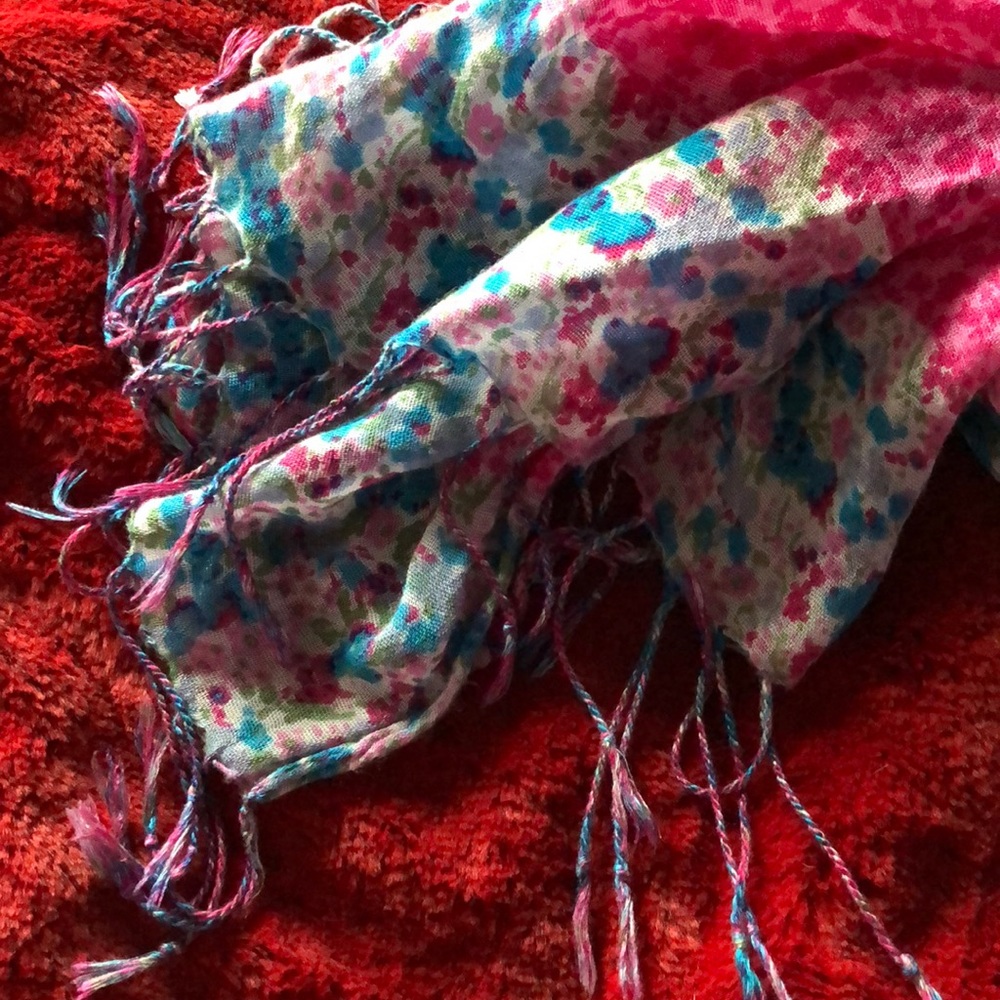 scarf. - Picture 2 of 3